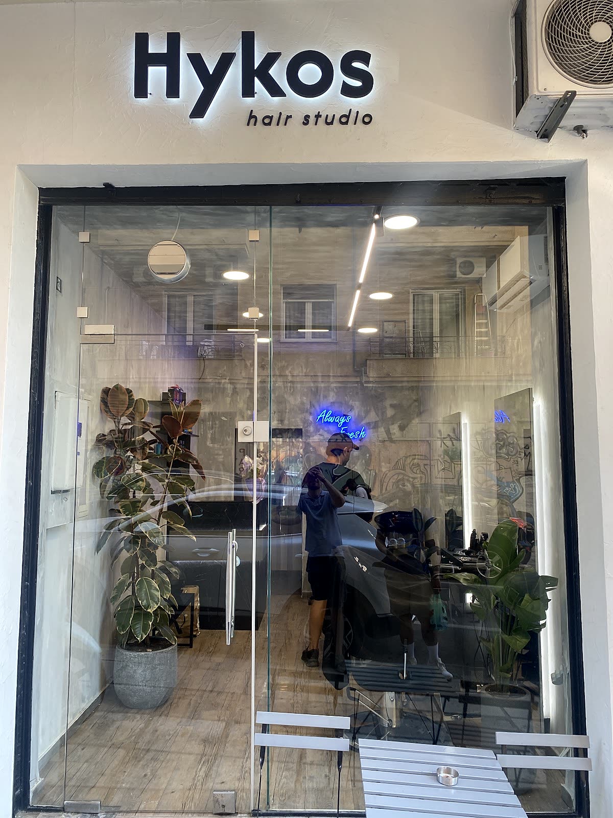 Η πρόσοψη του Hykos hair studio στην Αγίας Σοφίας 56, με την επιγραφή Hykos hair studio πάνω από την τζαμαρία