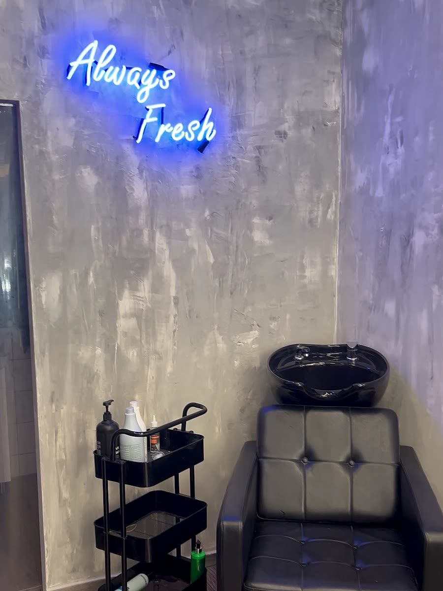 Το μπλε νέον Always Fresh πάνω στον τσιμεντένιο τοίχο, πάνω από τη λεκάνη λουσίματος